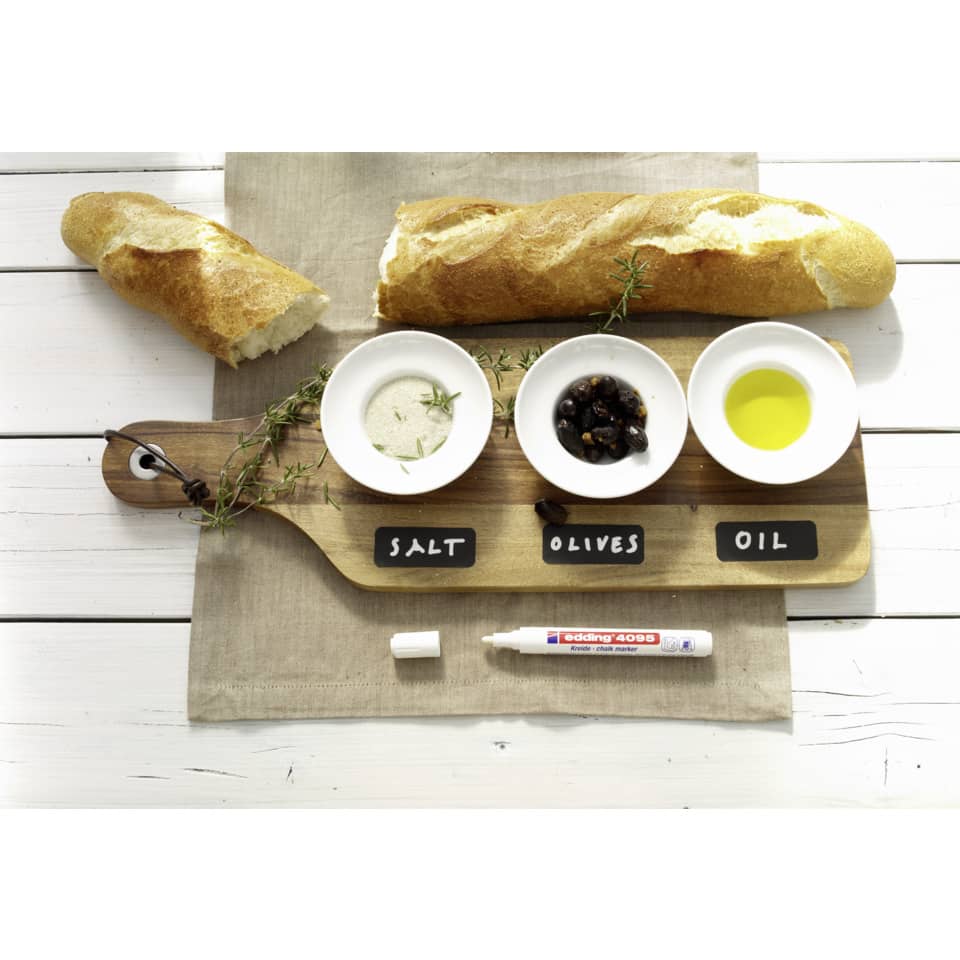 Baguette, Oliven, Öl, Salz, Schneidebrett