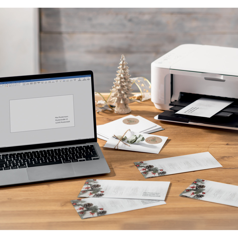 Kartenumschläge, Briefumschläge, Laptop, Drucker, Weihnachtsdekoration