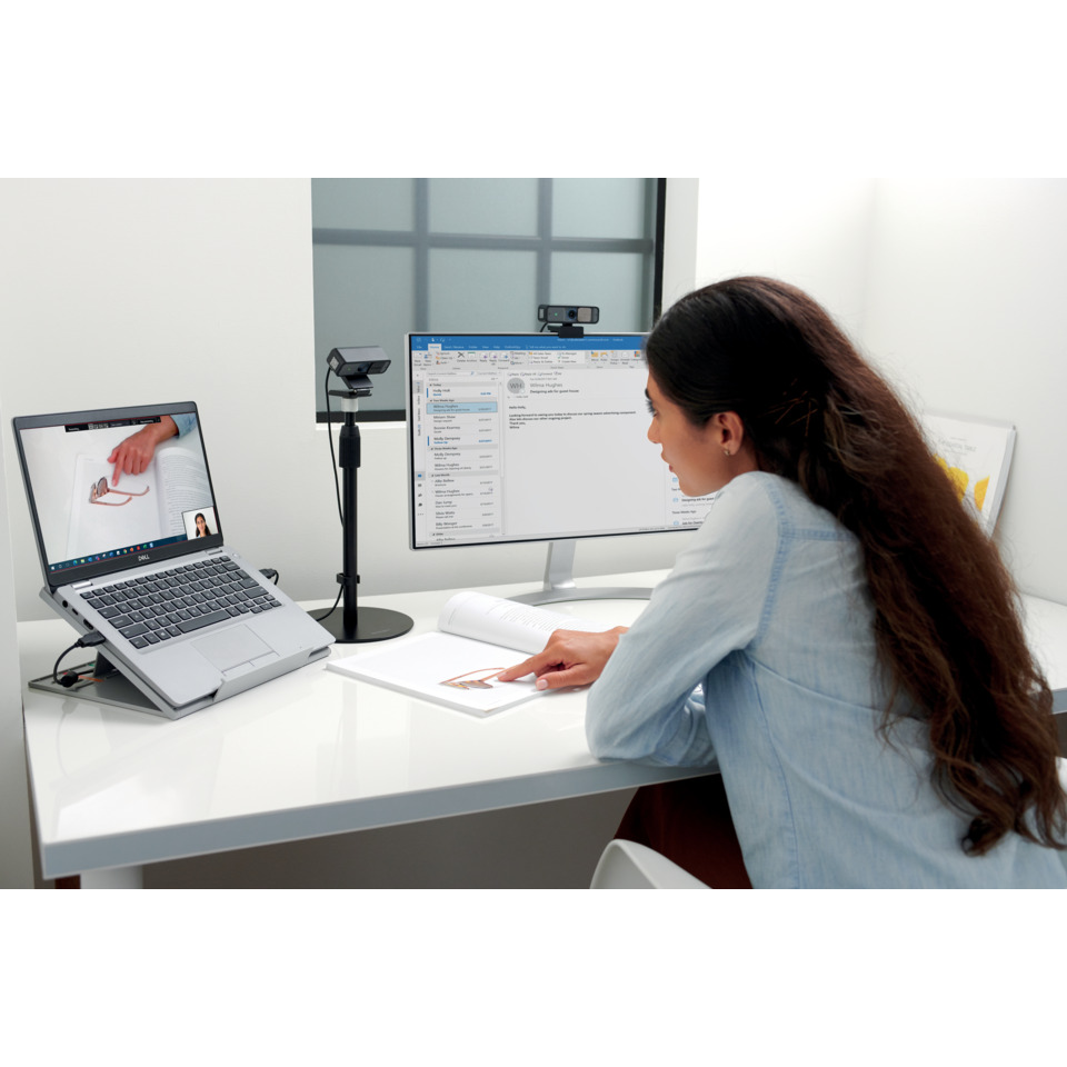 laptopständer, Videoanruf, Büroeinrichtung, Doppelte Bildschirme, Frau am Schreibtisch, office, workspace, laptop, monitor, webcam