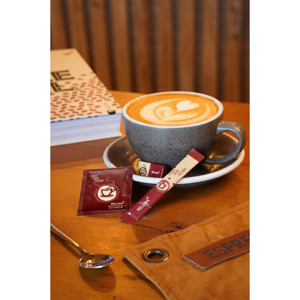 Kaffee Latte, Kaffeebecher, Milch Latte, Zuckerpackung, Tischdekoration