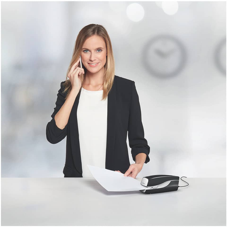 Schreibtisch, Telefon, Papier, Kopierer?, Business-Kleidung
