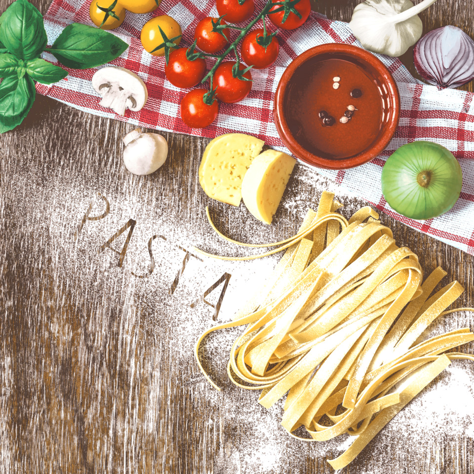 Pasta, Tagliatelle, Farbbandnudeln, Tomaten, Käse