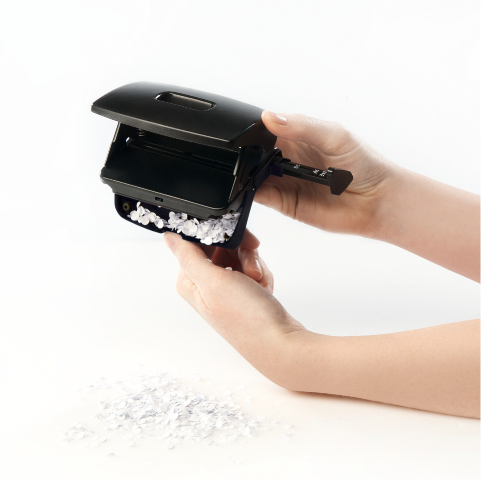 Schneidegerät, Kassenschneider, Schneidewerkzeug, Kunststoffspäne?, Handgerät