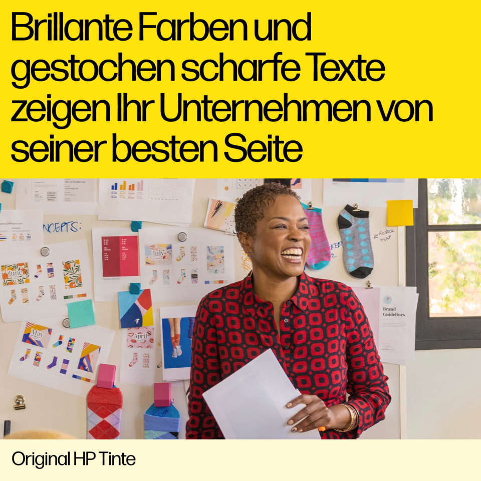 Frau, Büro, rotes Musterhemd, Papierhalten, Collage-Wand