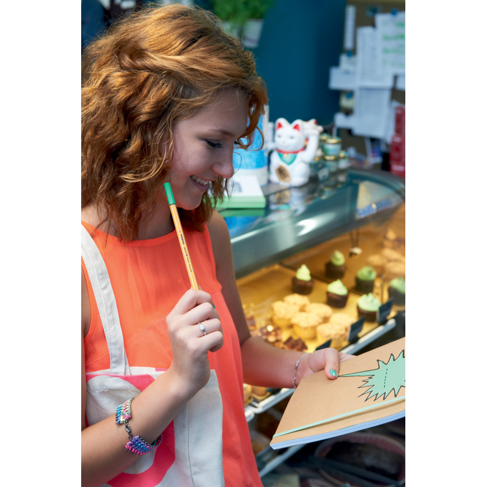 handheld pencil, notebook, cupcake shop, girl, orange top, Kleidungsstück, Armband, Nagellack?, Schmuck, Brille?
