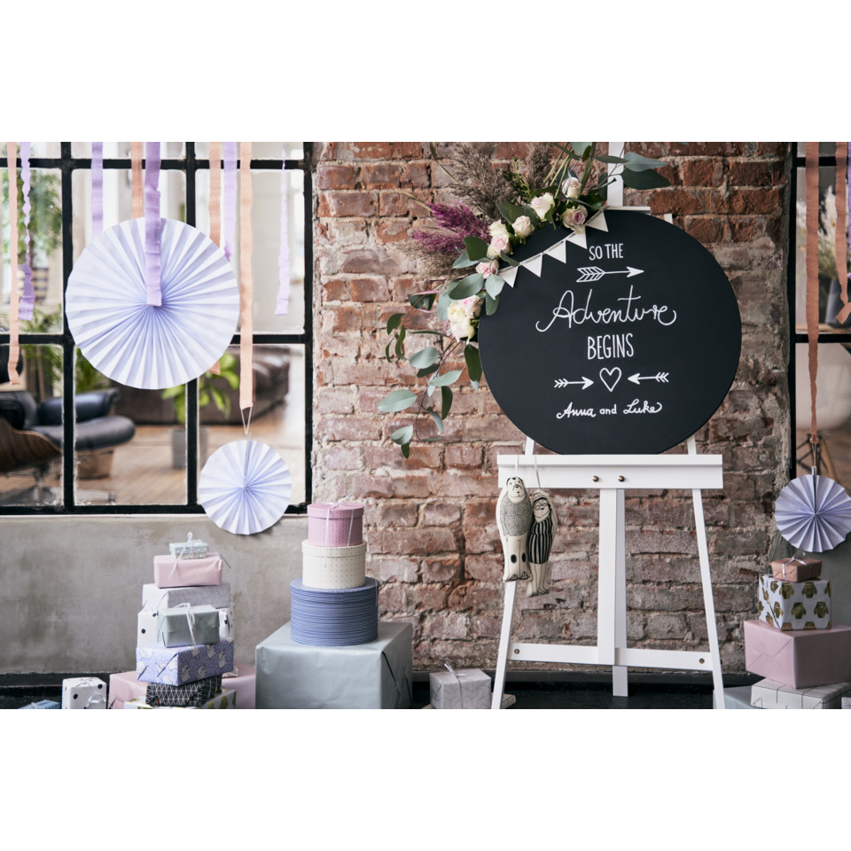 party decoration, Kreide-Tafel, Geschenkboxen, Papierschleifen, Blumenanordnung, party decor, Tafelbeschilderung, Geschenkverpackungen, Papierlaternen, Blumige Anordnung