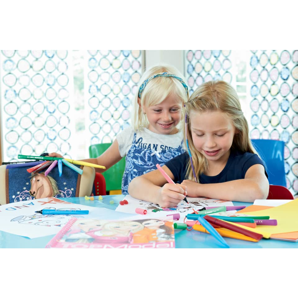 Kinder zeichnen, Buntstifte, Kunstwerkstatt, Papierbogen, Malen