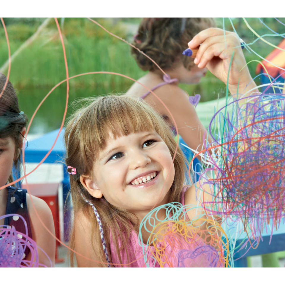 Kinderfeier, Kunstspule, Bunte Schnur, Lächelndes Mädchen, Veranstaltungsdekoration