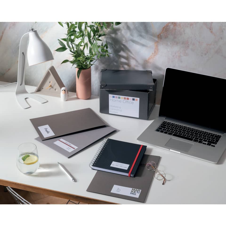 Schreibtisch, Laptop, Notizbuch, Ordner, Kleidung?