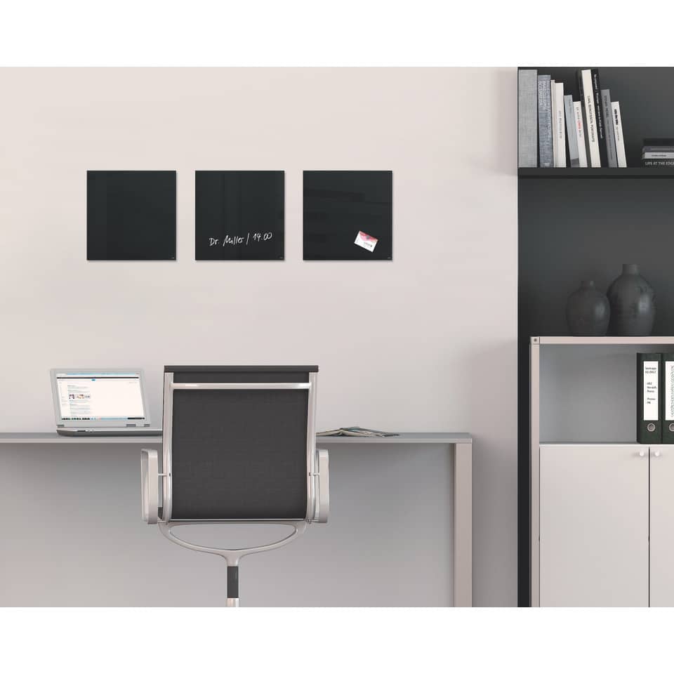 Schreibtisch, Bürostuhl, Bücherregal, Laptop, Wandkunst