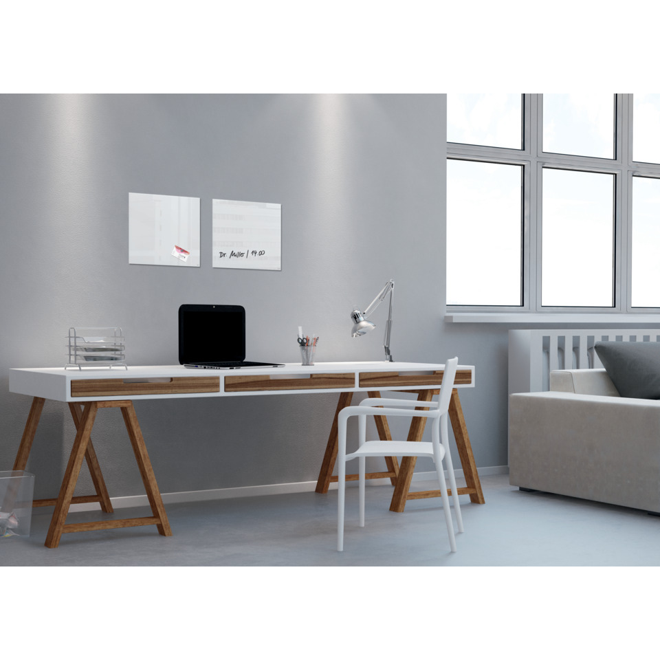 Homeoffice, Schreibtisch, Holzbeine, weißer Schreibtisch, Laptop, Schreibtisch, Wohnzimmer, Laptop, Schreibtischlampe, Kissen