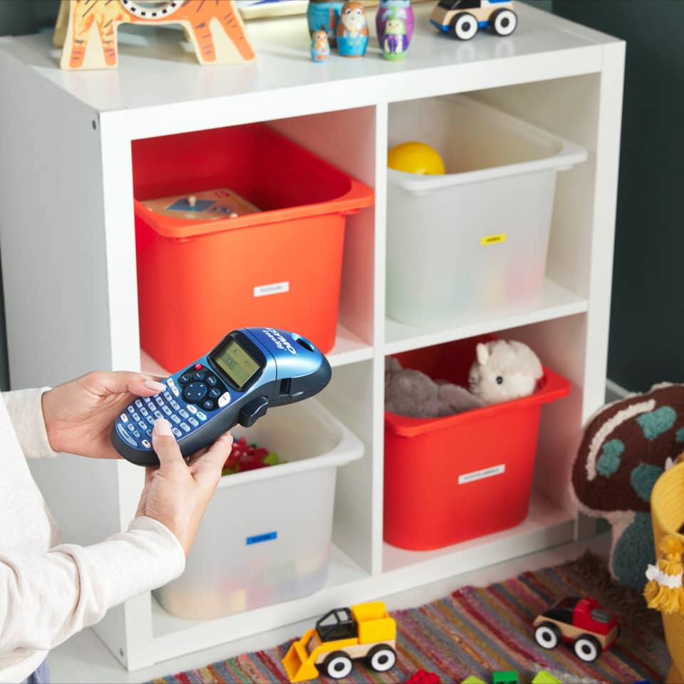 Regal,  Spielzeugaufbewahrung, orange Farbenbehälter, blaues Handgerät, Kinderzimmer