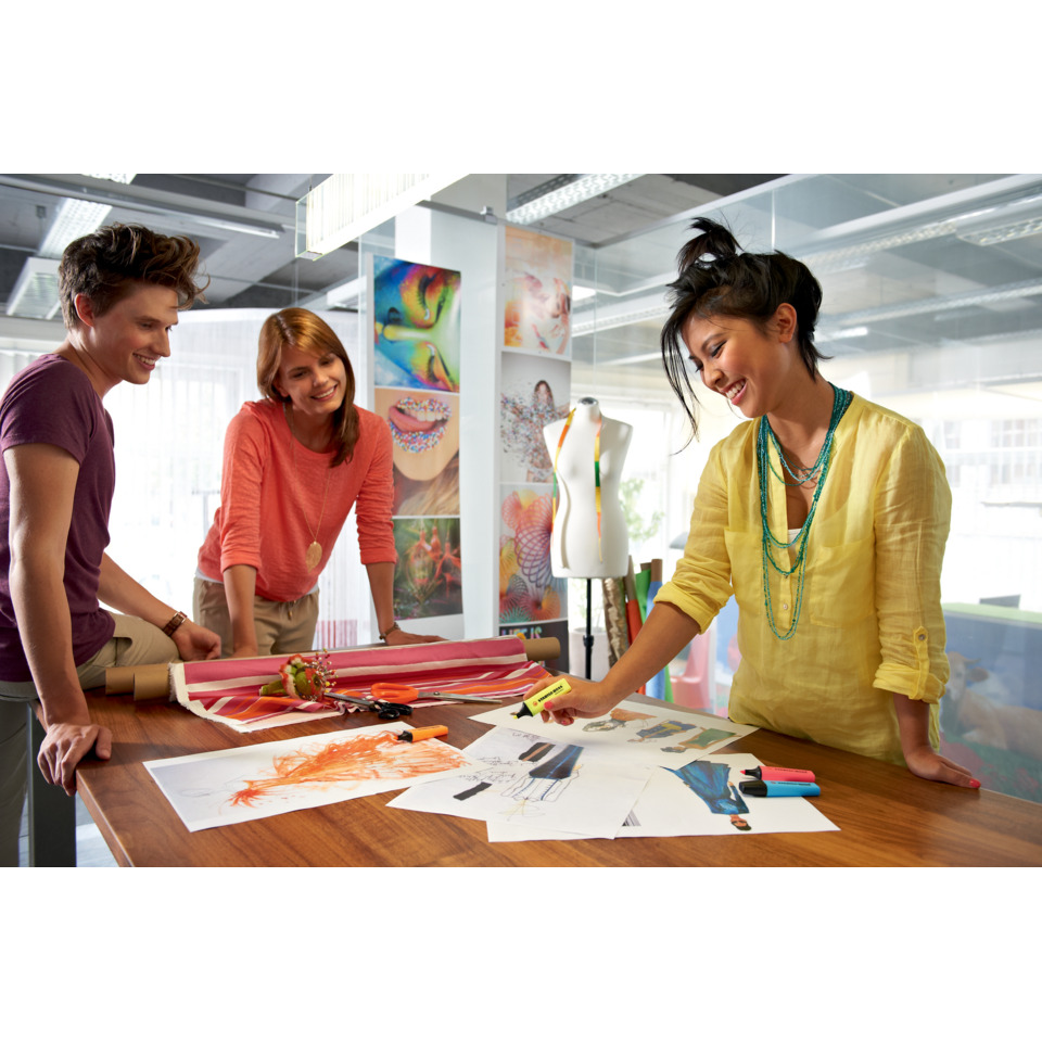 Gruppe, Designstudio, Skizze, Ideenbrett, bunte Poster, gruppenarbeit, designstudio, skizzen, kreativset, modeatelier