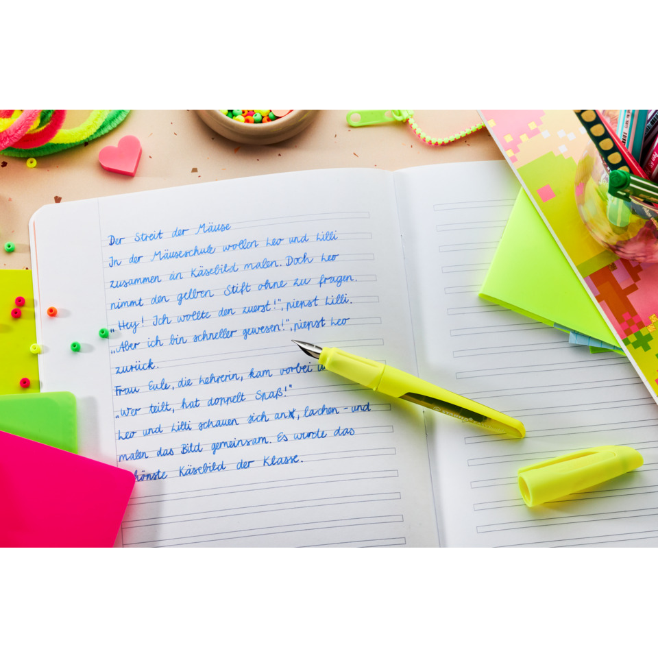 Notizbuch, offenes Notizbuch, gelber Marker, bunte Stifte, Klebestift