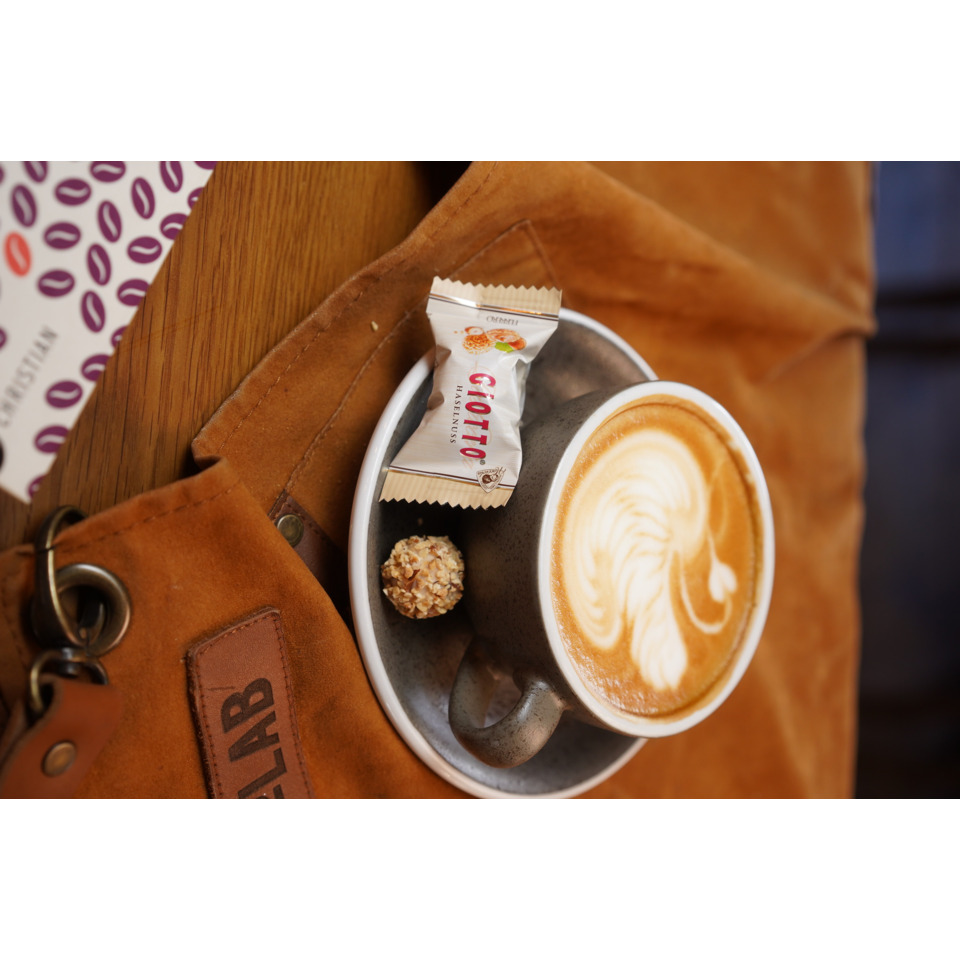 Kaffee, Latte, Milchschaum, Zuckerleckerli, Sakko?