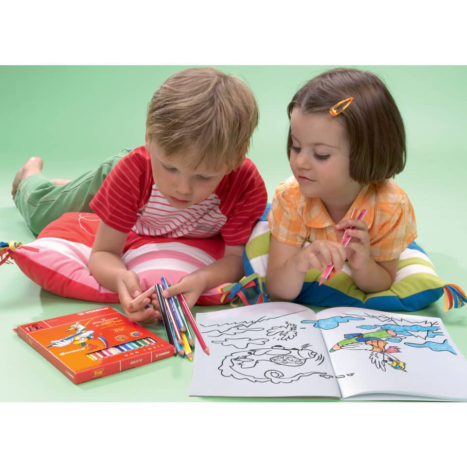 Kinder, Farbstifte, Malbuch, Kissen, Pappe