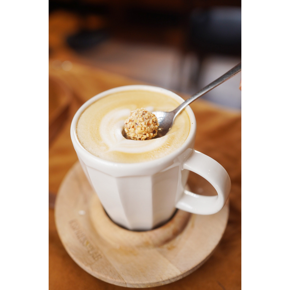 Kaffee, Milchschaum, Kaffeebecher, Löffel, Zuckerhut
