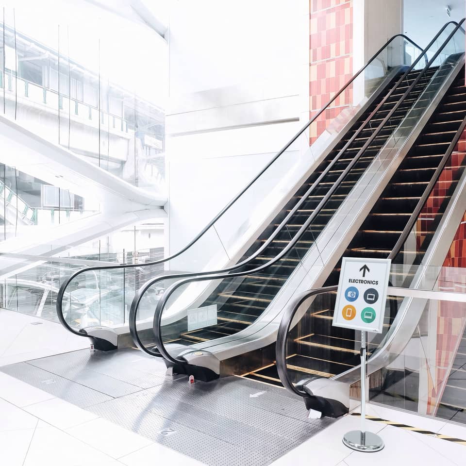 eskalator, escalator, shopping mall, electronics sign, indoor scene