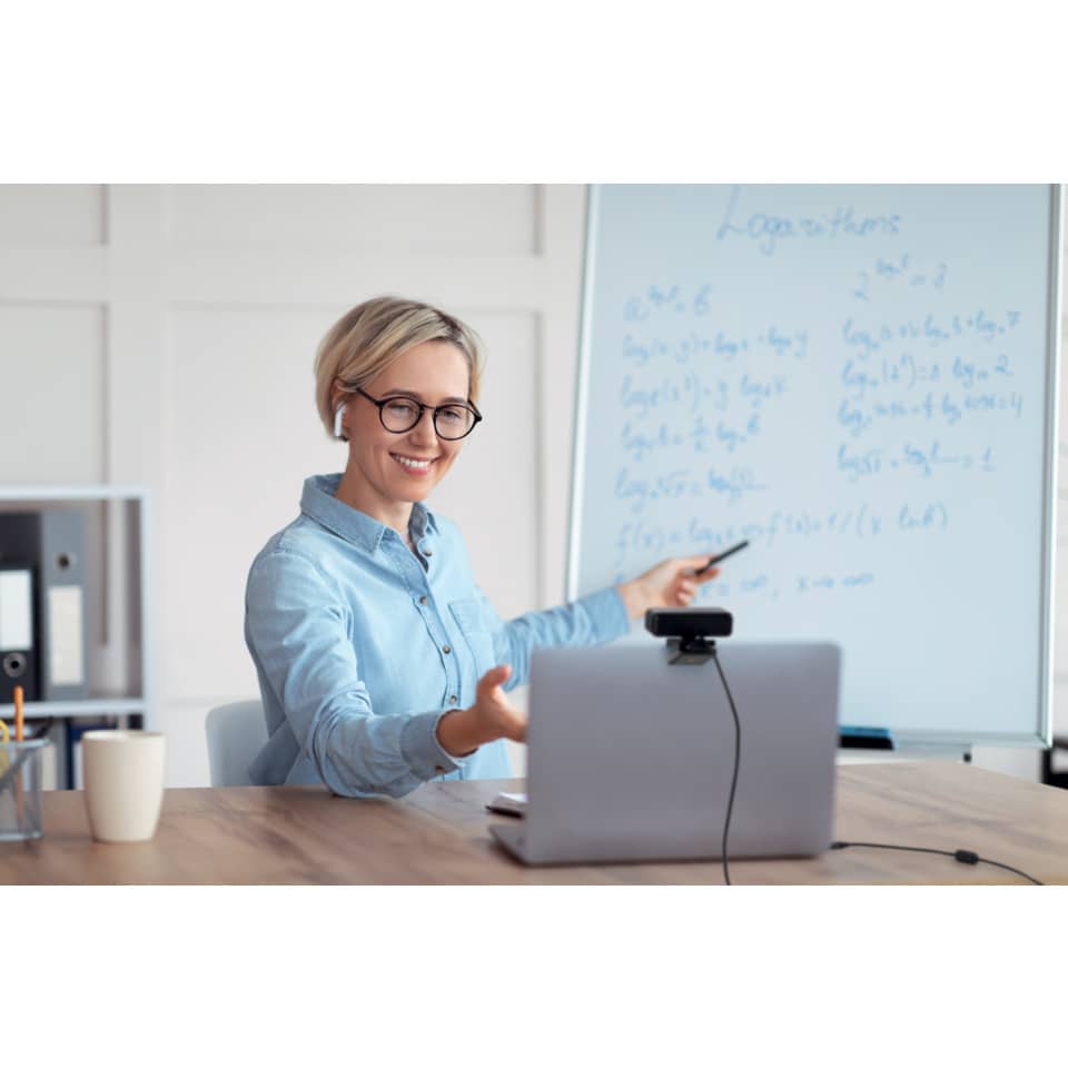 frau, brille, blaues_hemd, laptop, whiteboard