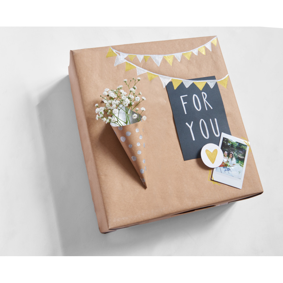 Geschenkverpackung, braune Verpackung, Blumenstrauß, Wimpelgirlande, Fotodekoration