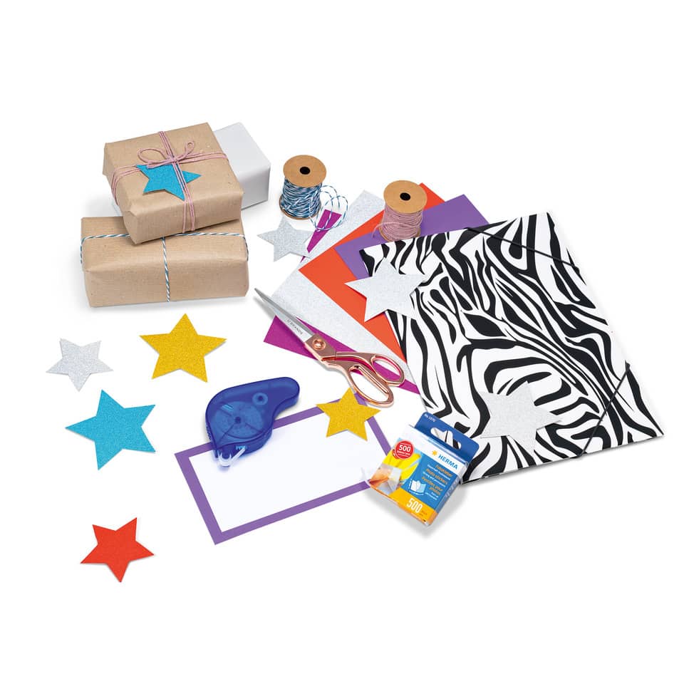 Geschenke-Verpackung, Geschenkpapier, Stoffmuster Zebra, Schere, Klebeband